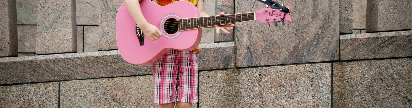 Meisje roze gitaar
